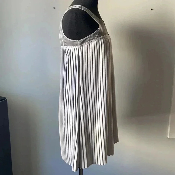 Romeo &  Juliet Couture Dress - Picture 3 of 10